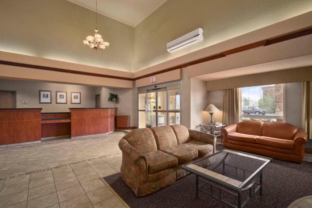 Days Inn By Wyndham Red Deer, Lobby