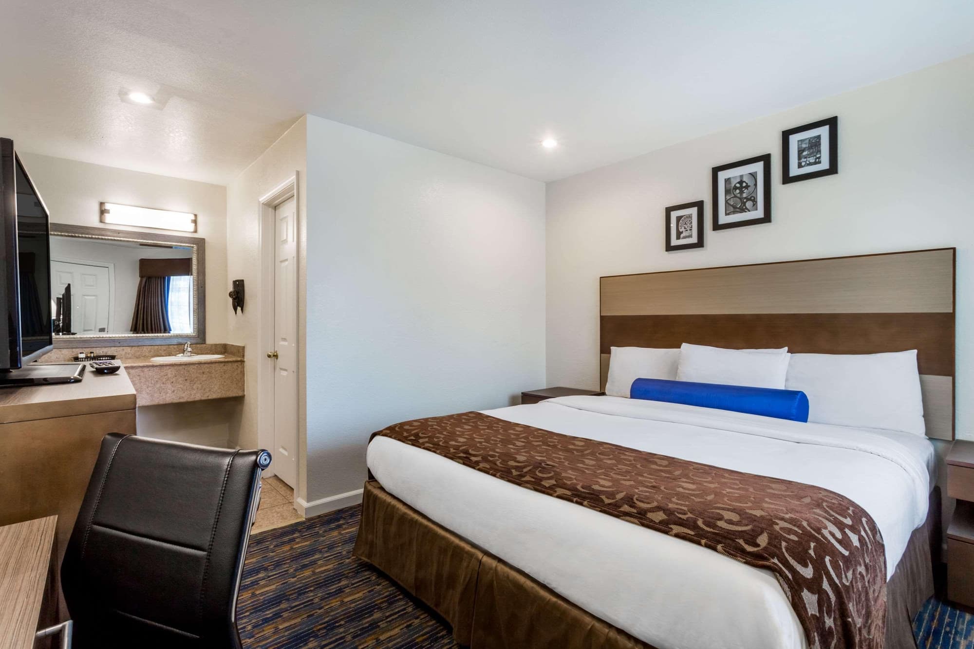 Howard Johnson by Wyndham Berkeley, Room