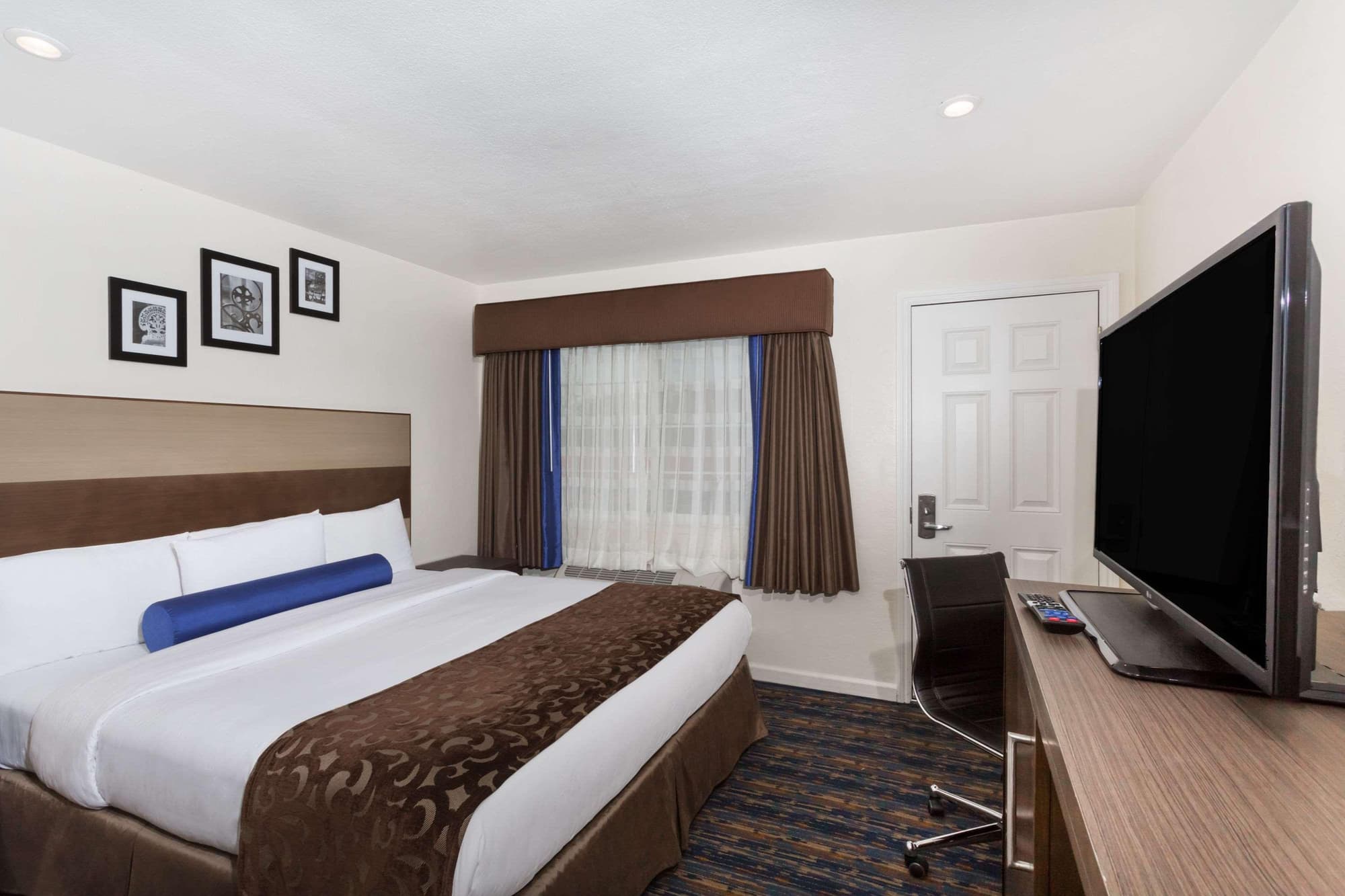 Howard Johnson by Wyndham Berkeley, Room