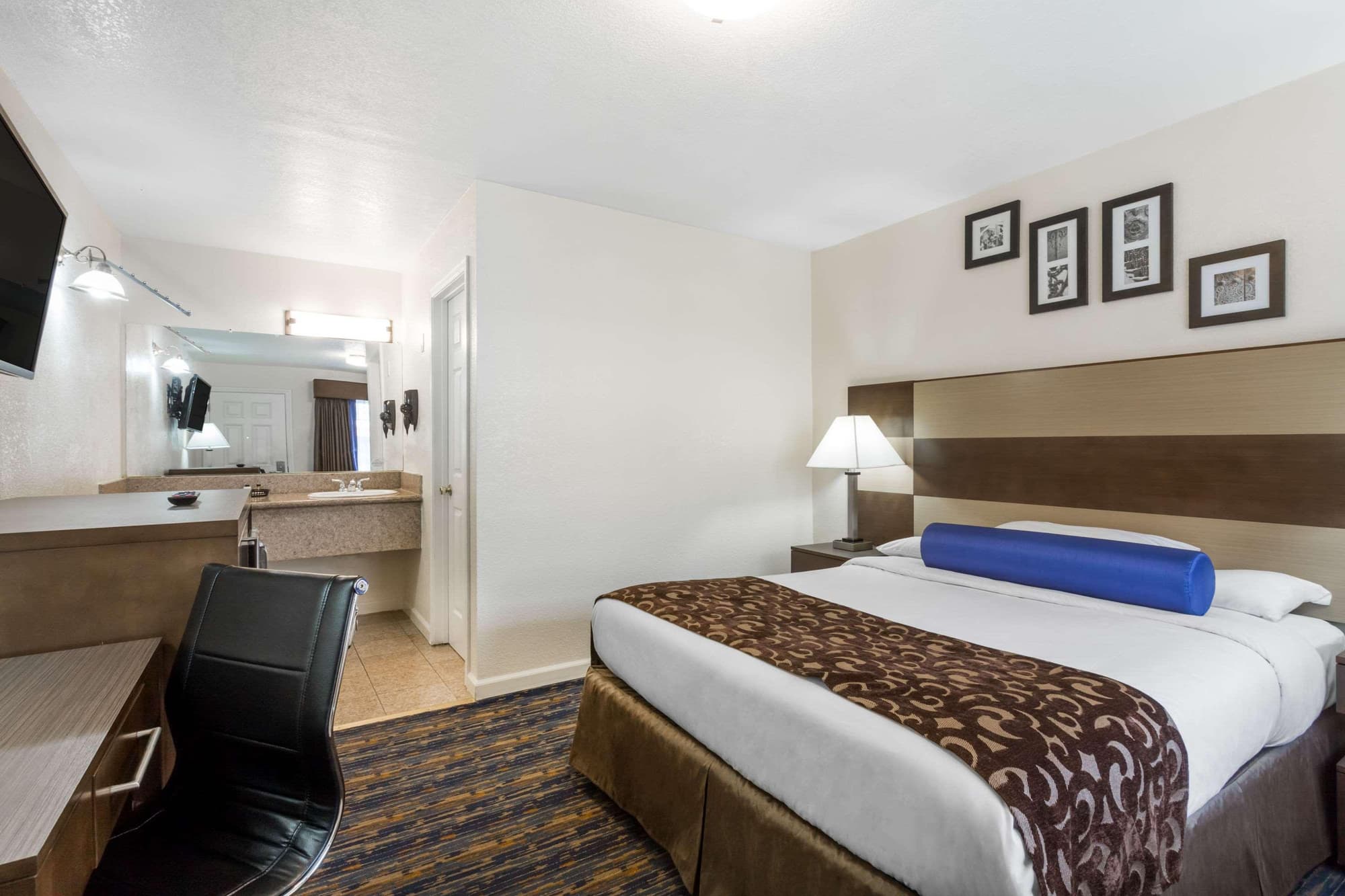 Howard Johnson by Wyndham Berkeley, Room