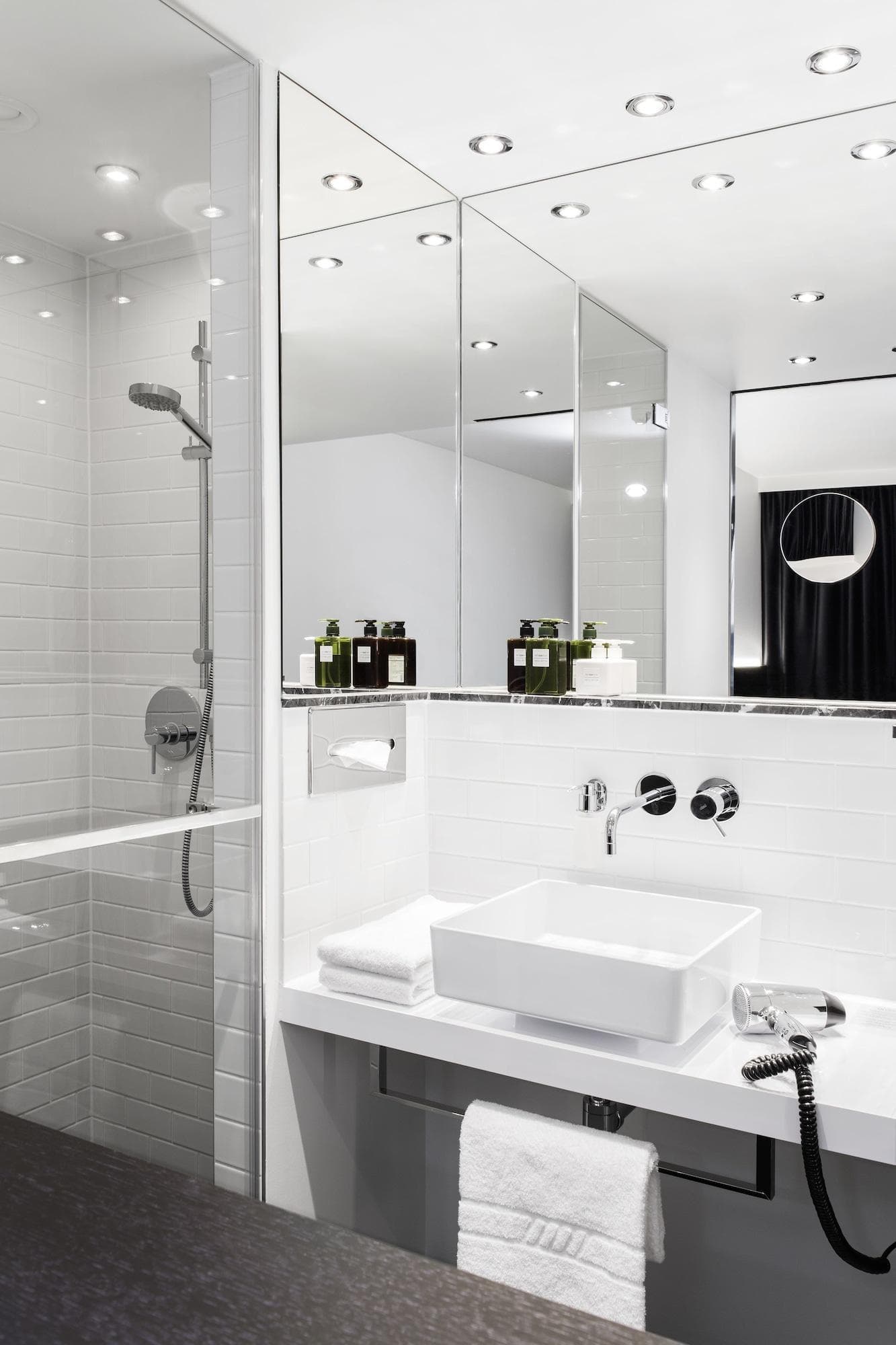 Amano Grand Central, Room