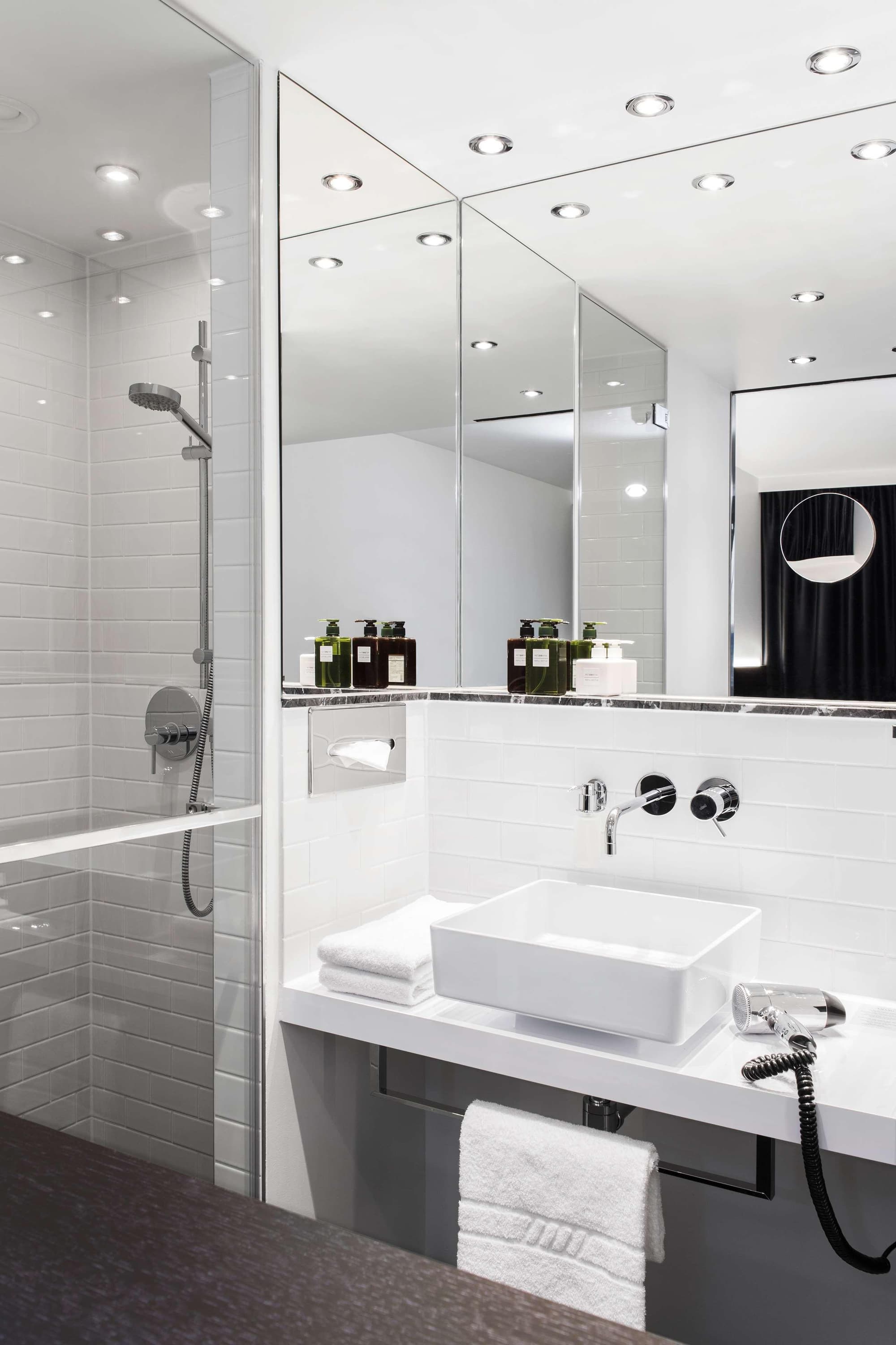 Amano Grand Central, Room