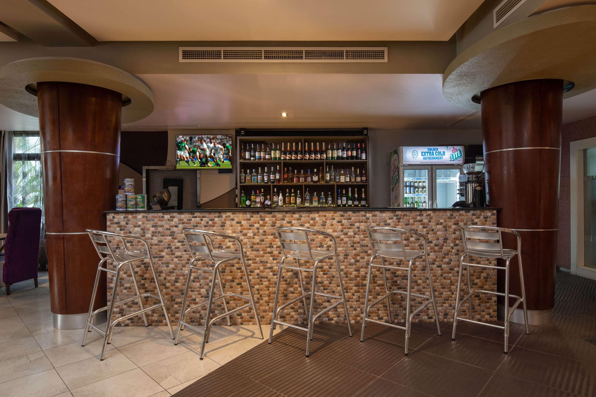 Best Western Plus Peninsula Hotel, Bar