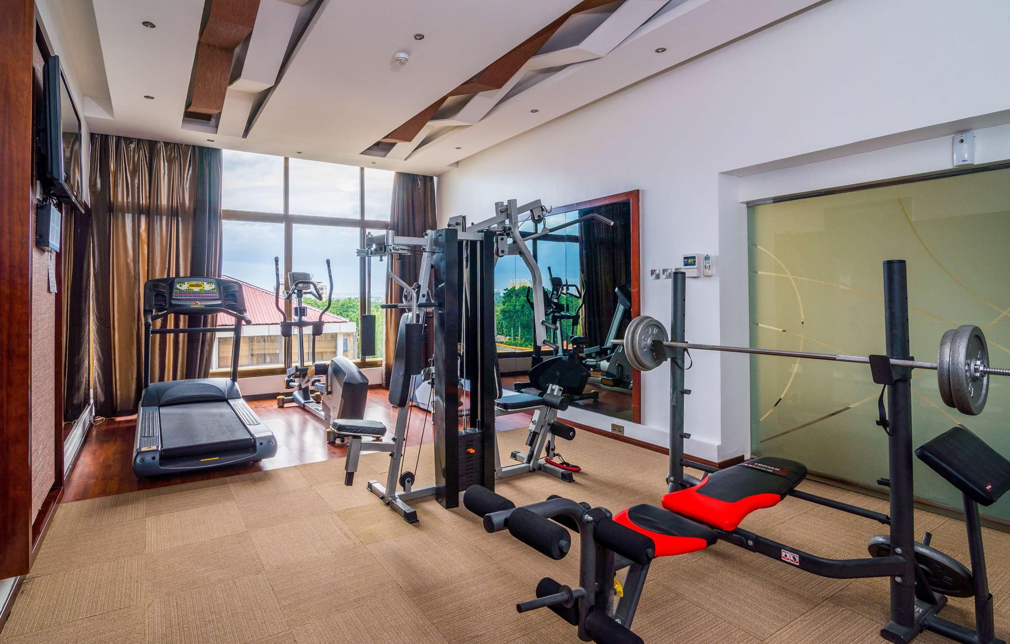 Best Western Plus Peninsula Hotel, Sports and Entertainment