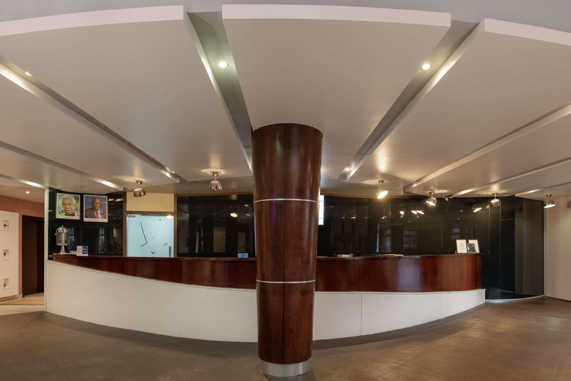 Best Western Plus Peninsula Hotel, Lobby