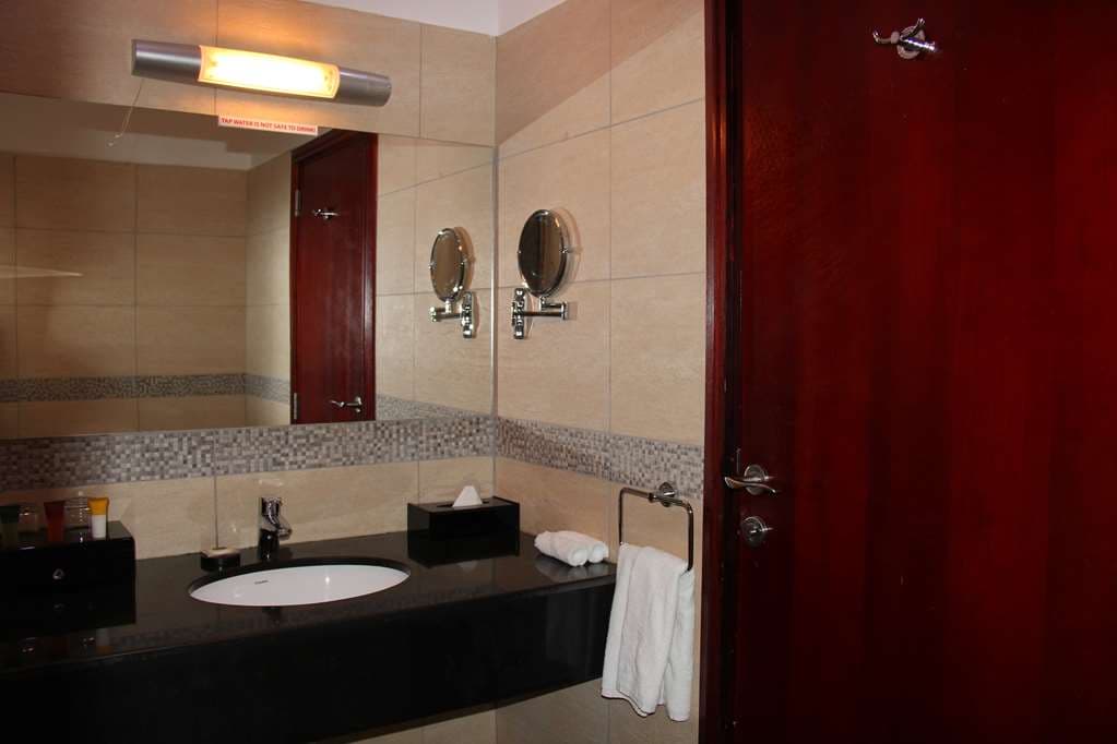 Best Western Plus Peninsula Hotel, Room