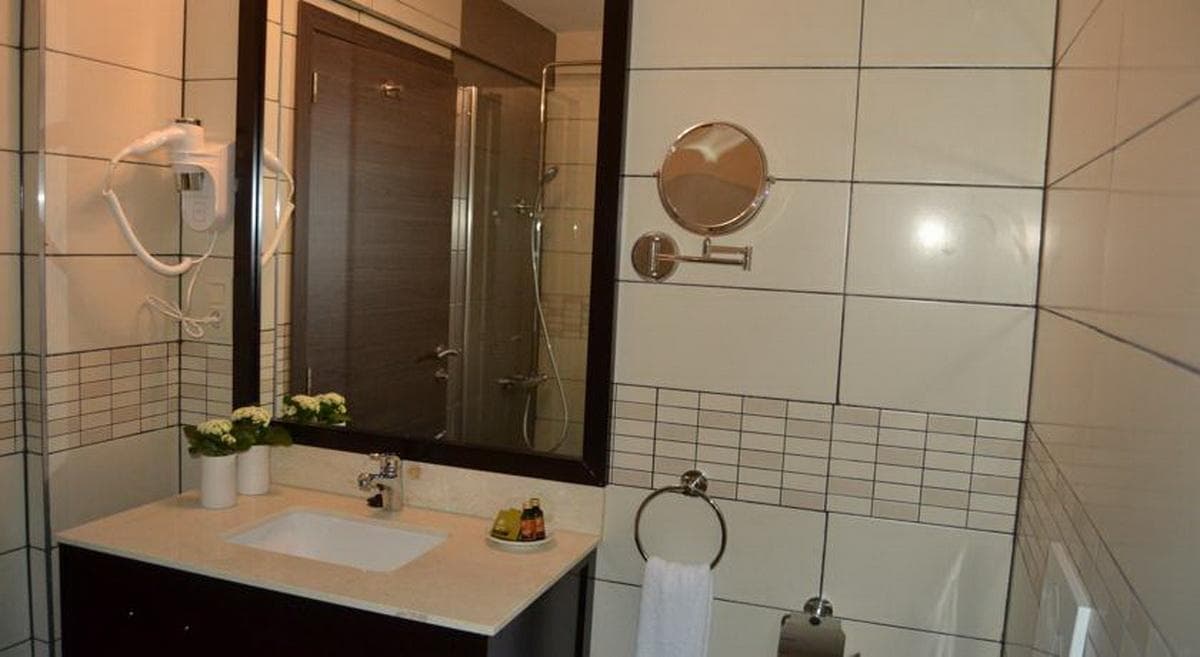 The Helmet Hotel, Room