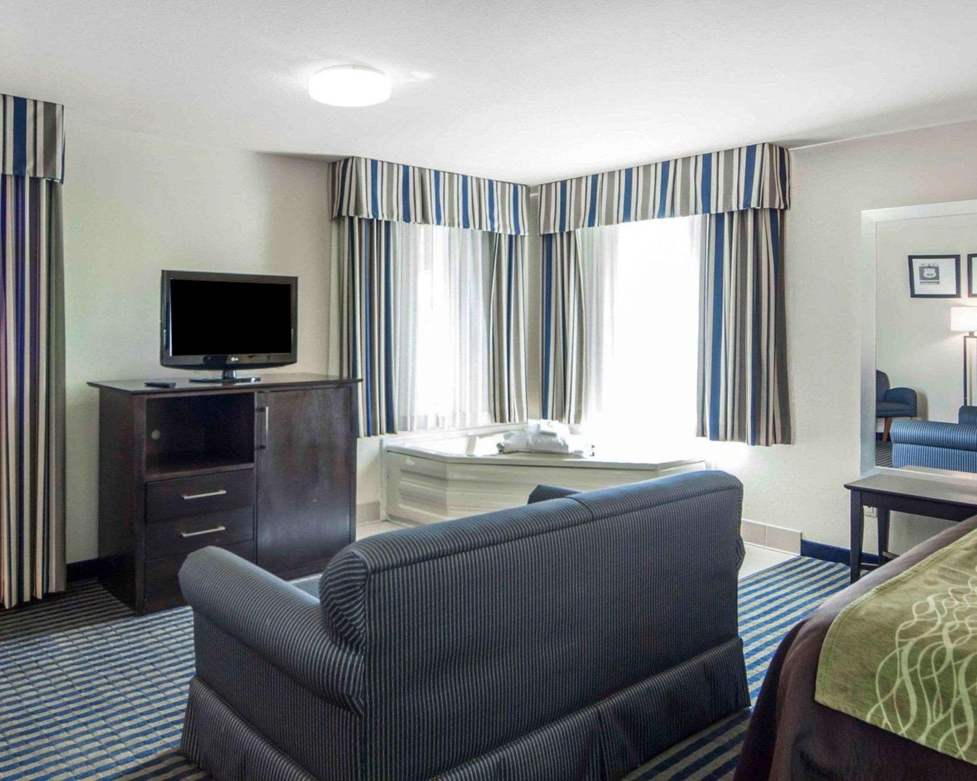 Quality Inn Tulsa-Downtown West, Room