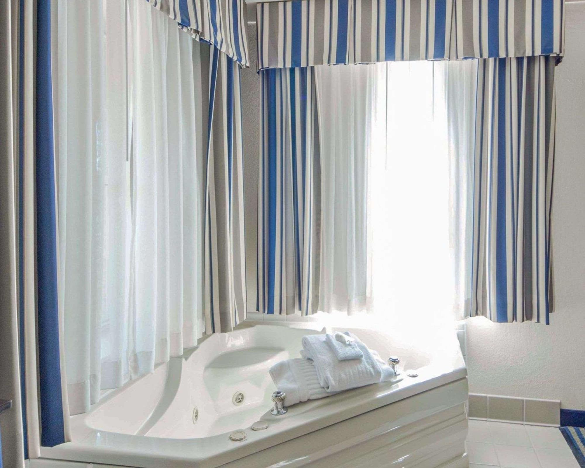 Quality Inn Tulsa-Downtown West, Room