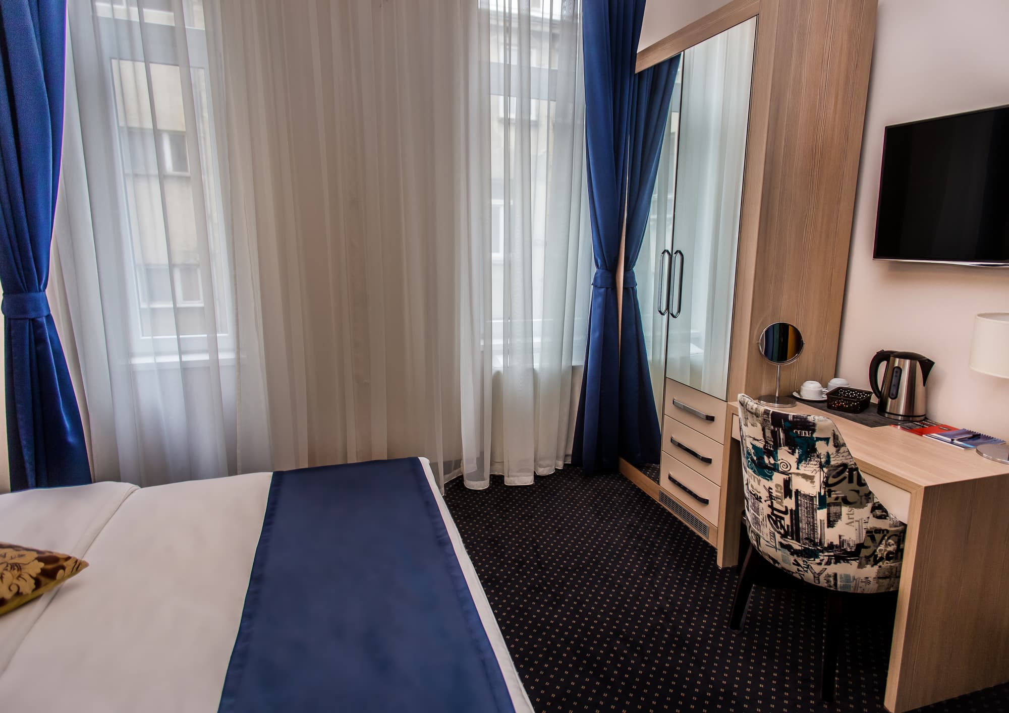 Five Points Square - City Center, Room