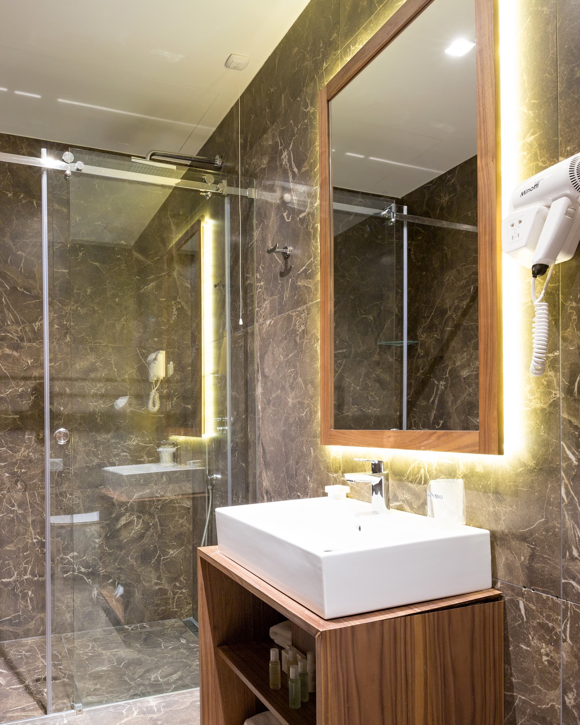 Five Points Square - City Center, Room