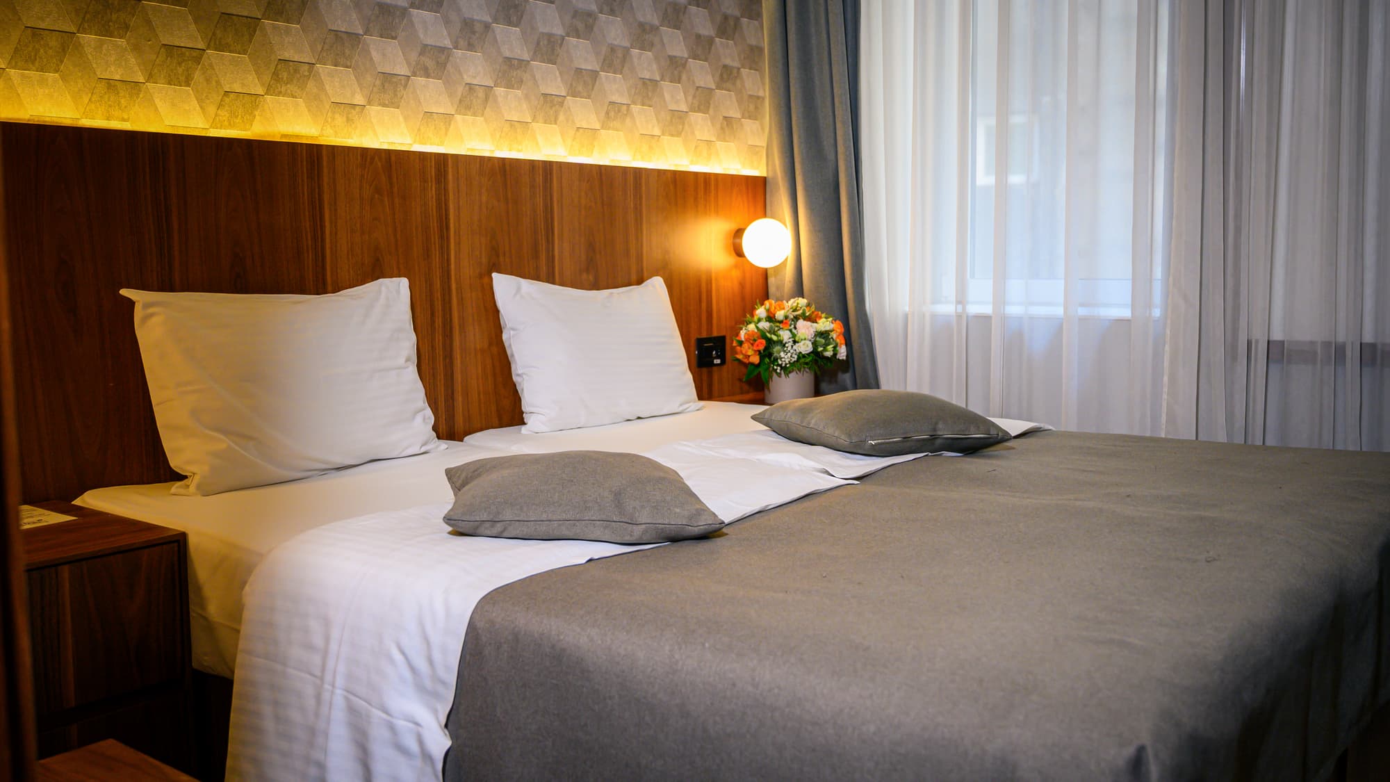 Five Points Square - City Center, Room