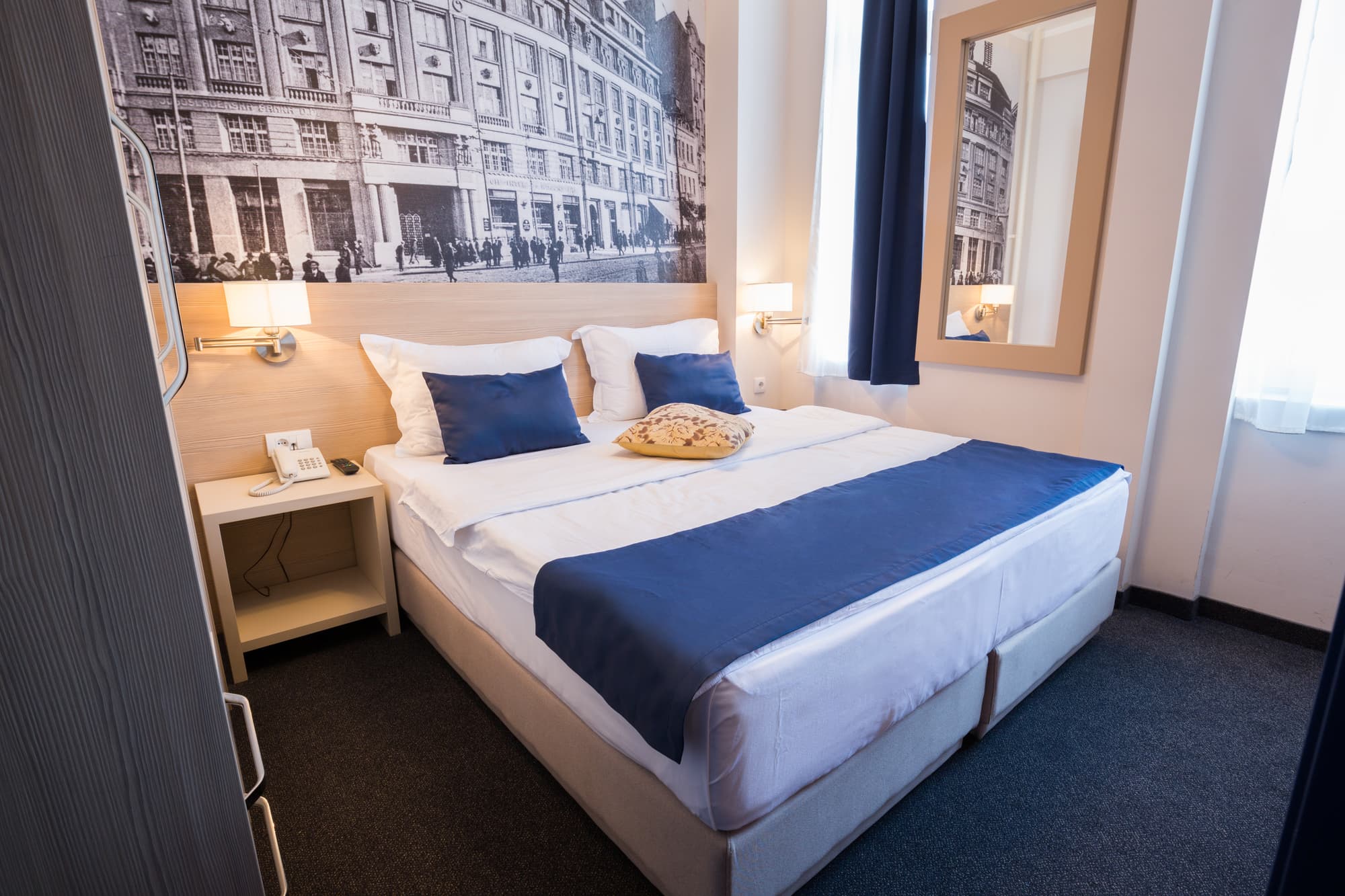 Five Points Square - City Center, Room