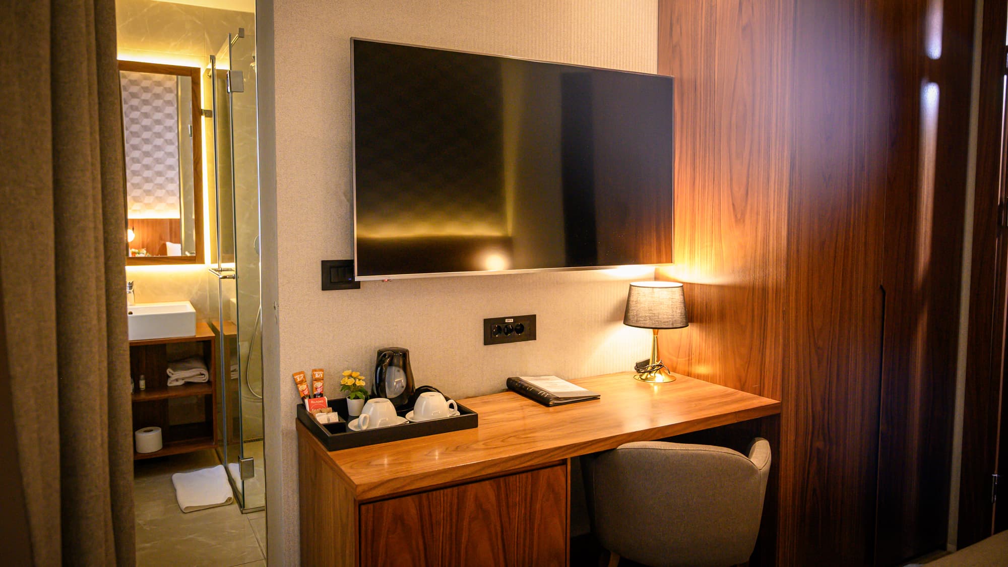 Five Points Square - City Center, Room