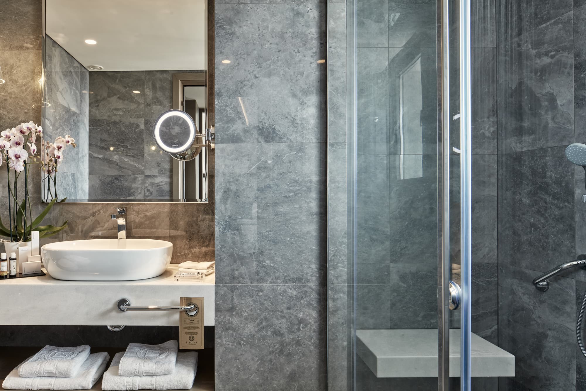 Electra Metropolis, Room