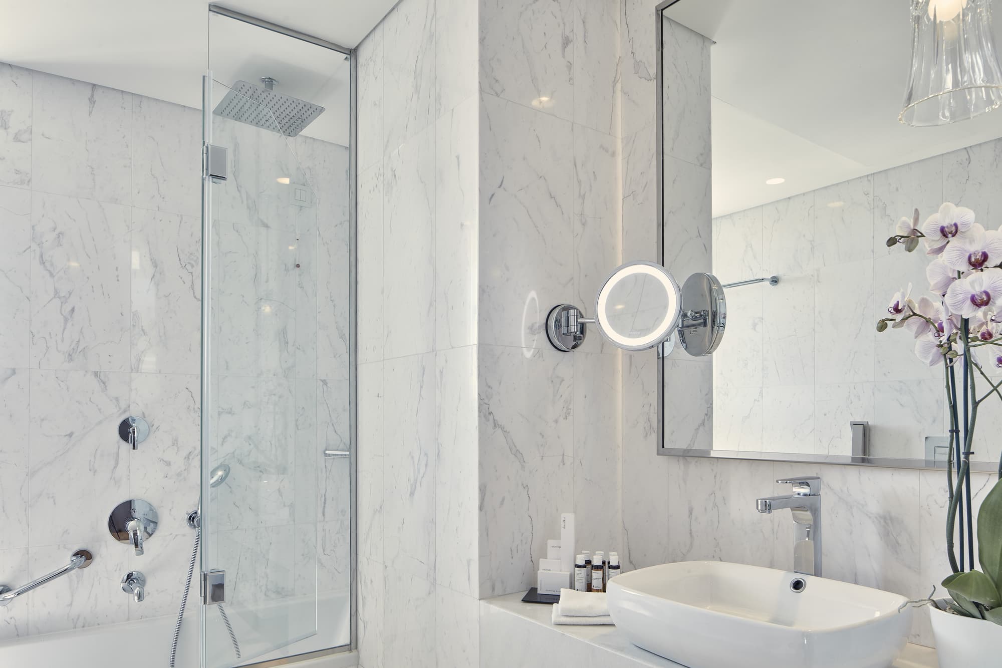 Electra Metropolis, Room