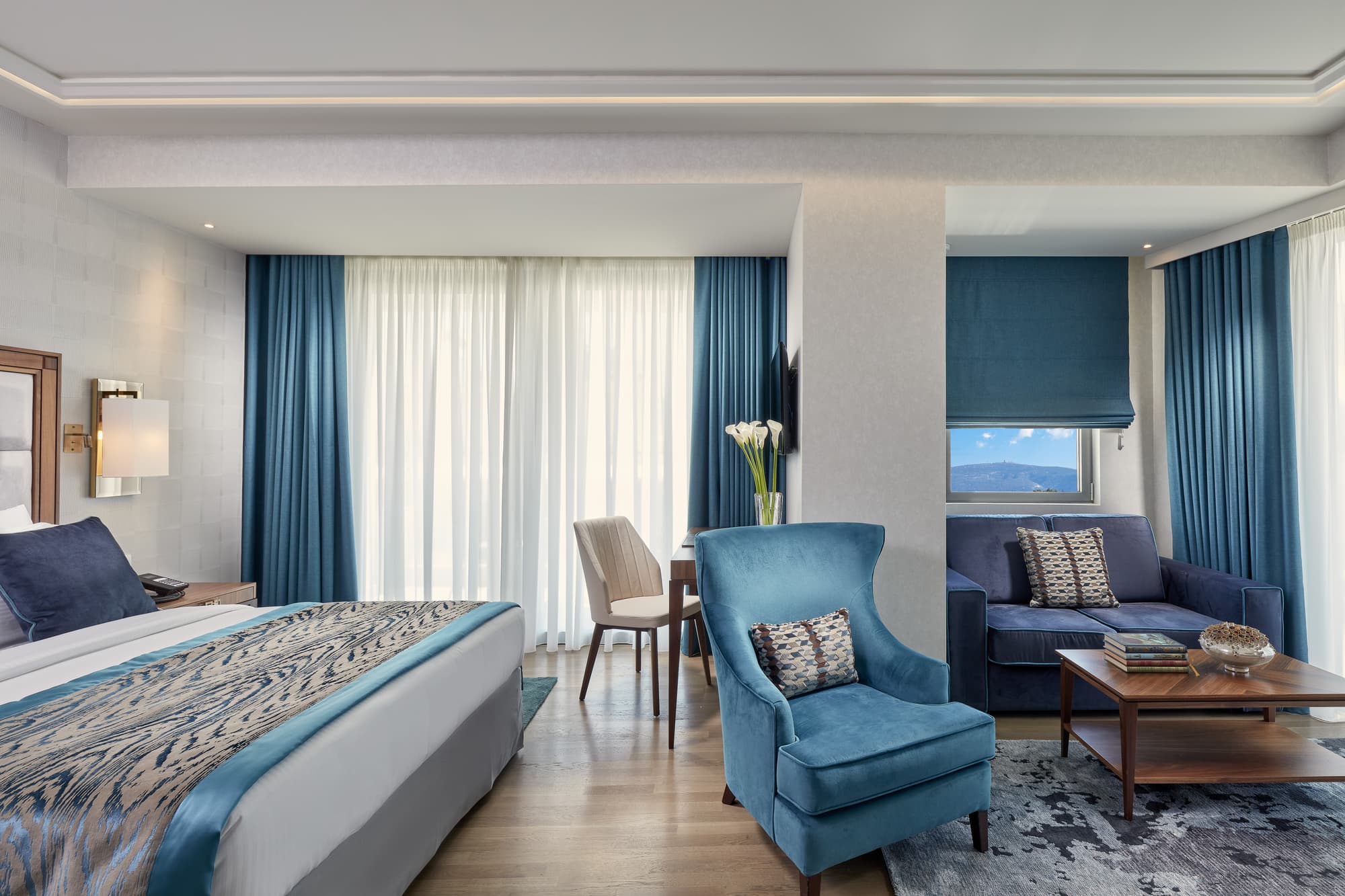 Electra Metropolis, Room