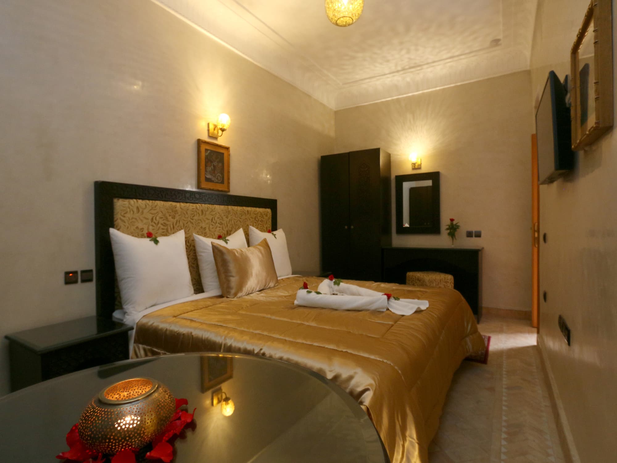 Riad Zaki, Room