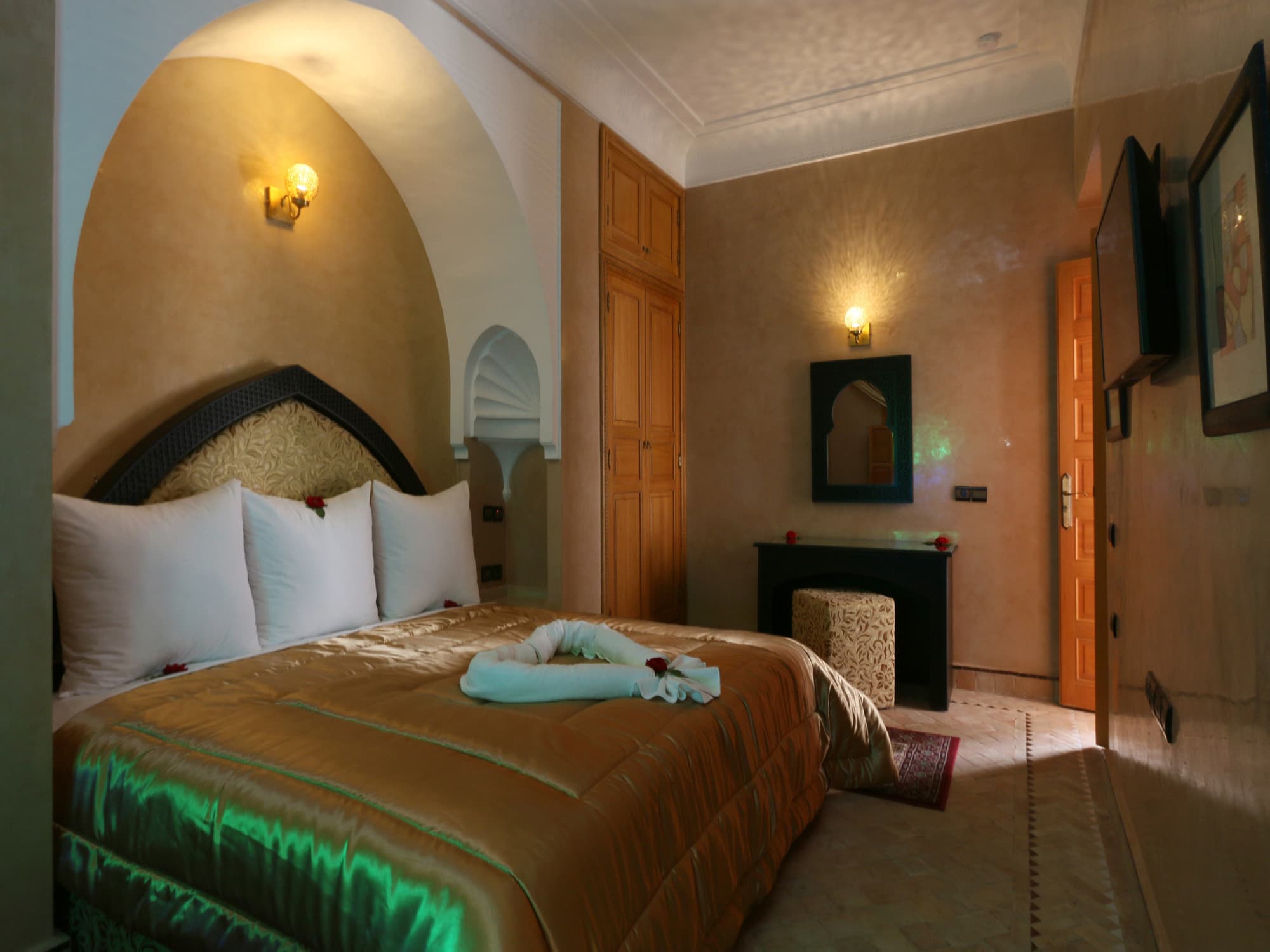 Riad Zaki, Room