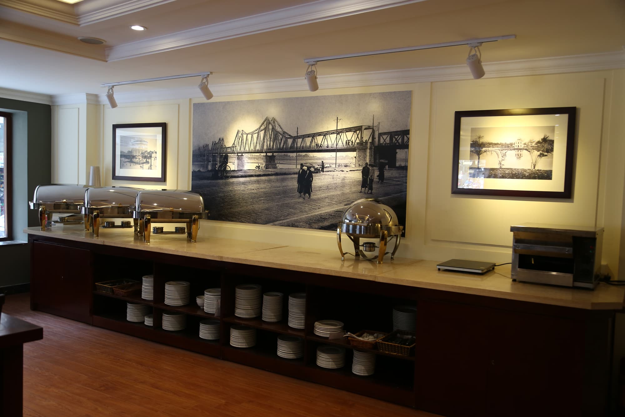 MON REGENCY HOTEL, Restaurant