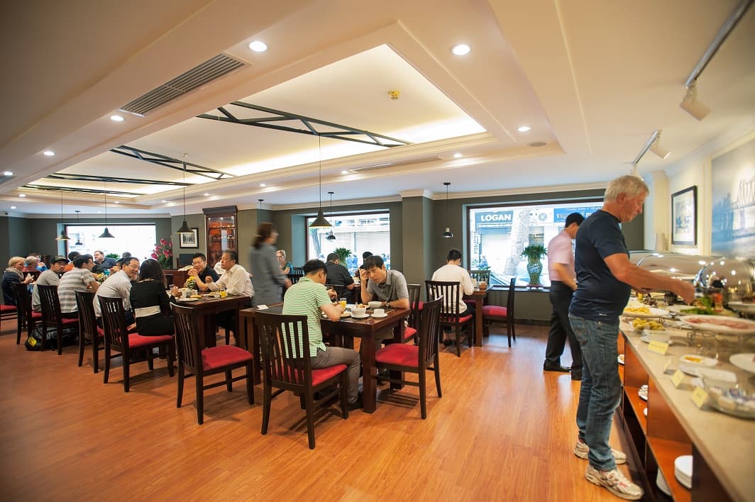 MON REGENCY HOTEL, Restaurant