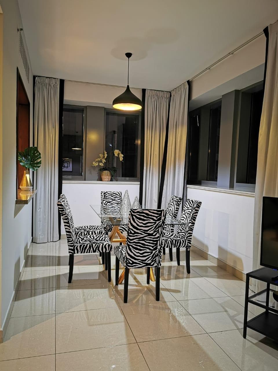 Dream Inn Apartments-29 Boulevard Private Garden, Restaurant