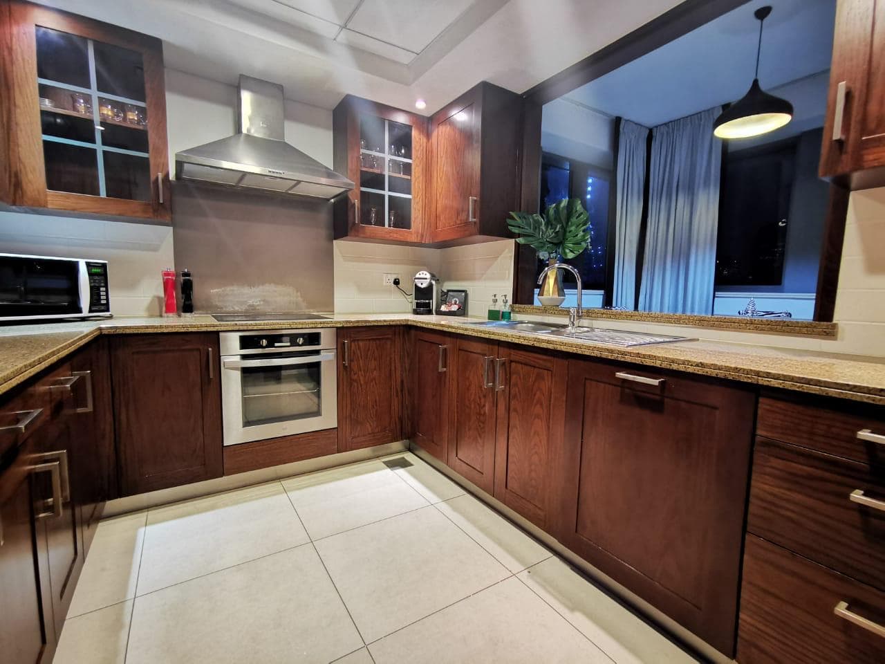 Dream Inn Apartments-29 Boulevard Private Garden, Room