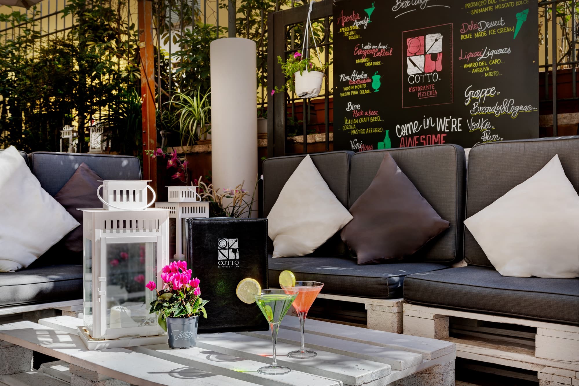 Dharma Luxury Hotel, Bar