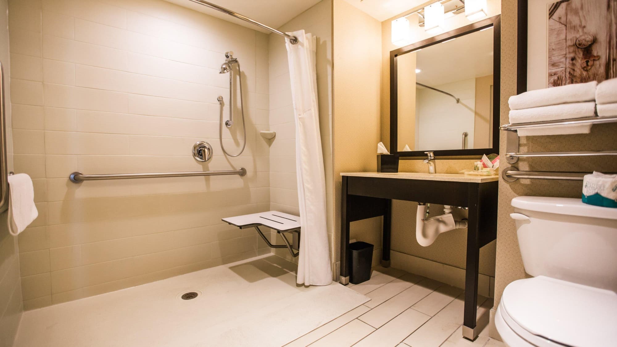 The Limited Charleston, Room