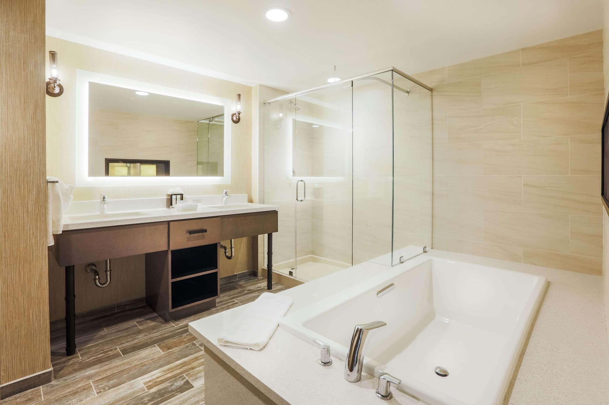 The Limited Charleston, Room