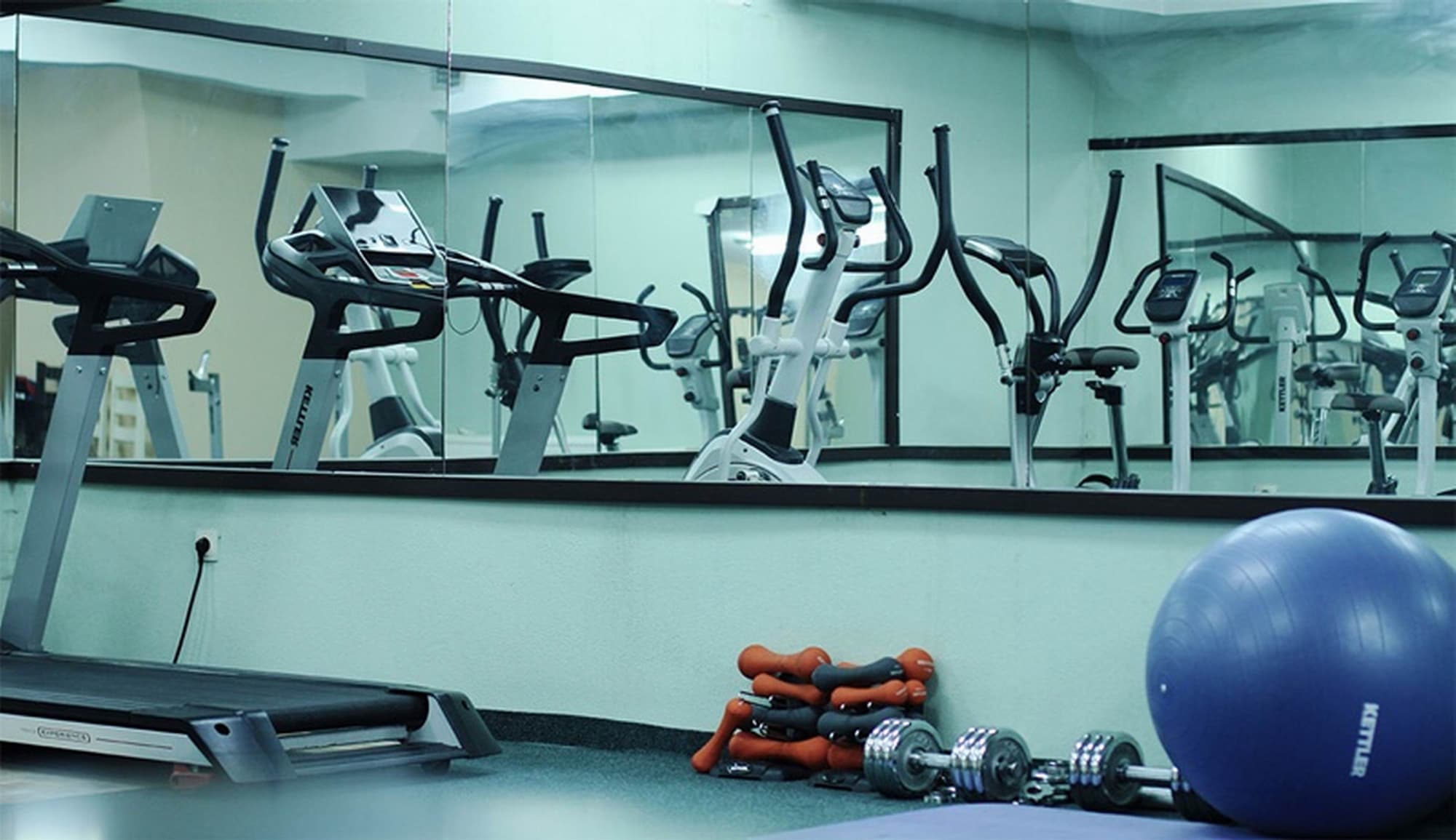 Parlament Hotel, Sports and Entertainment