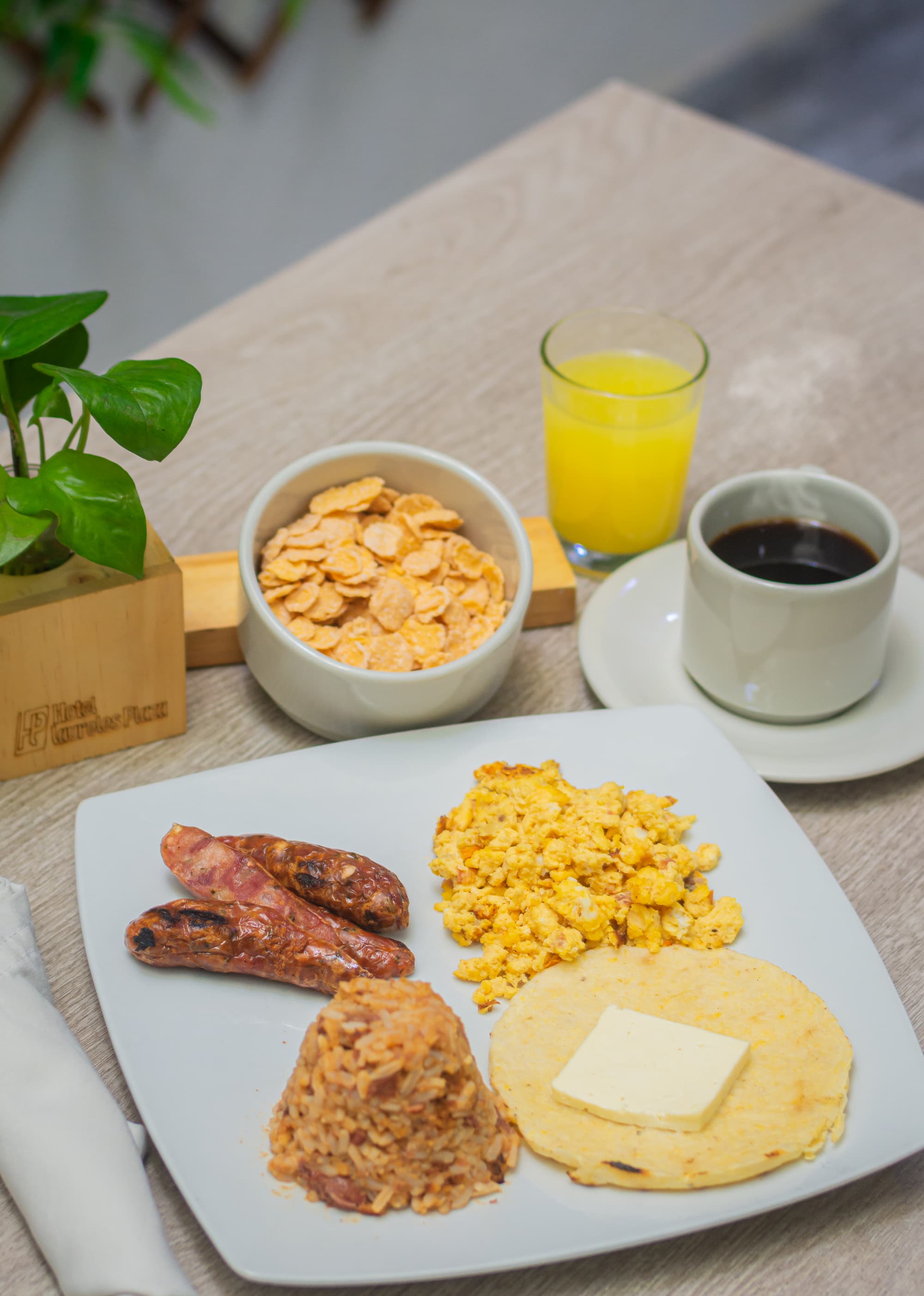 Laureles Plaza, Restaurant