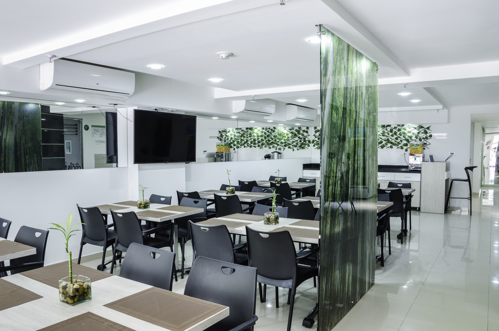 Laureles Plaza, Restaurant