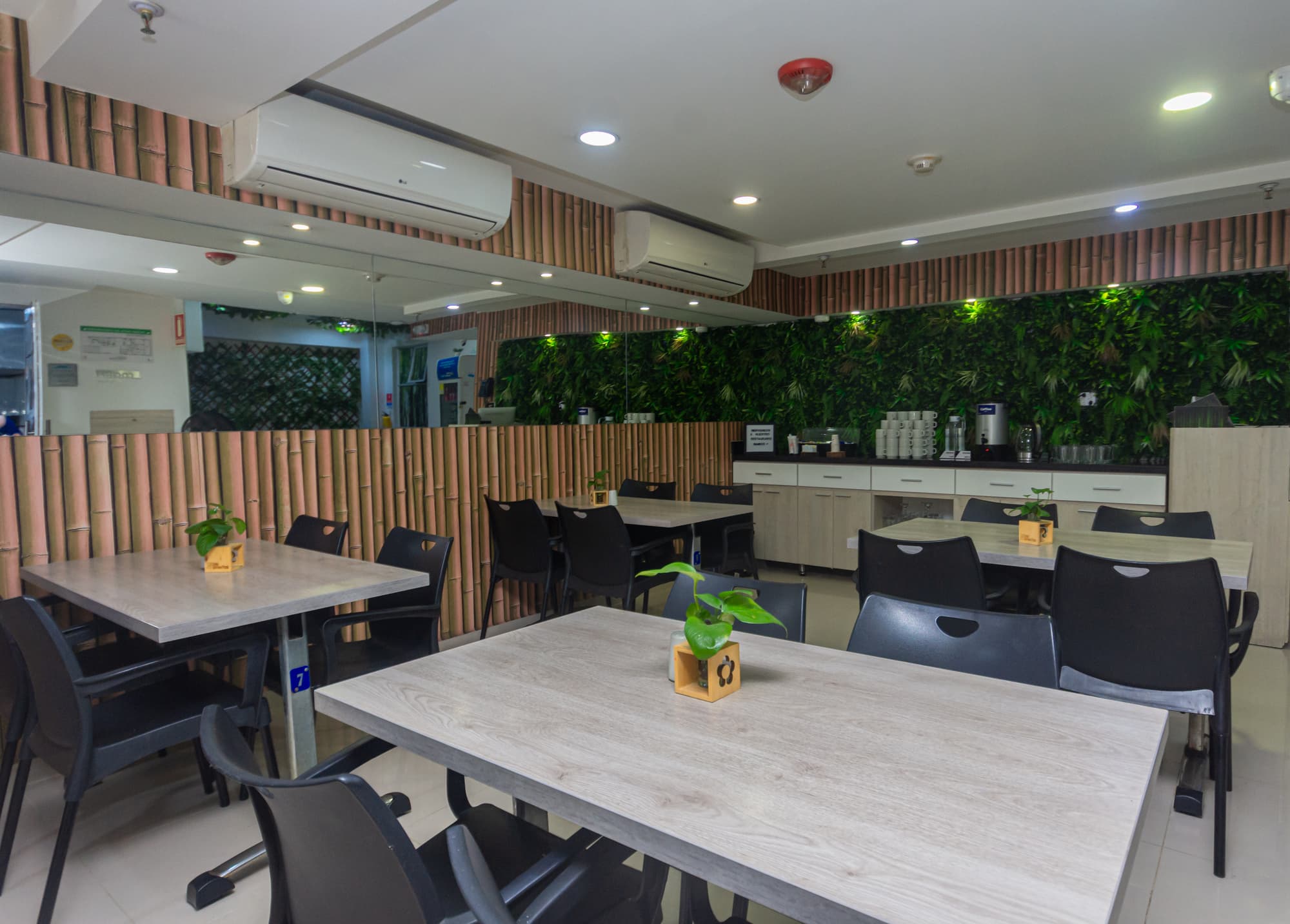 Laureles Plaza, Restaurant