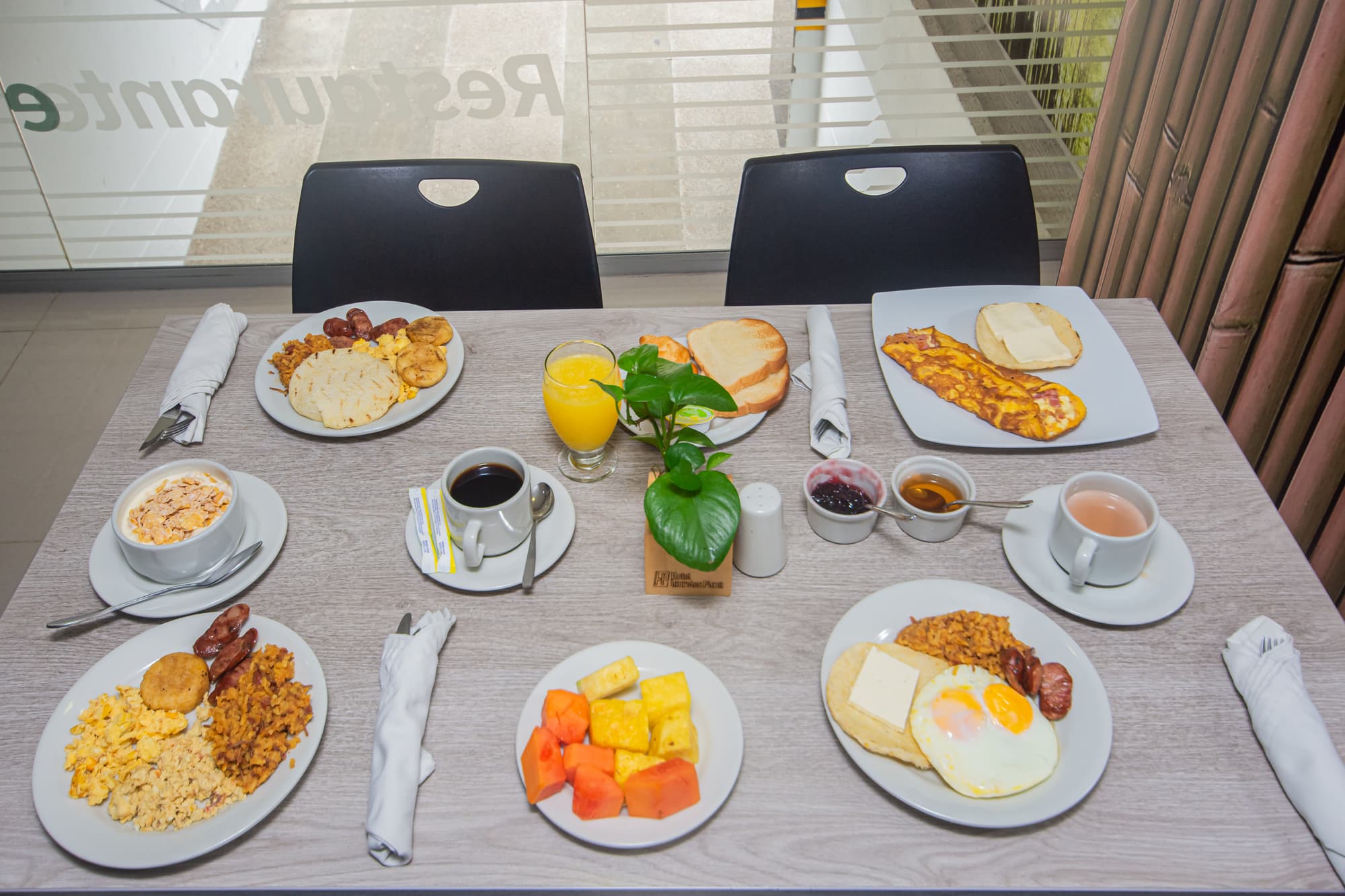 Laureles Plaza, Restaurant