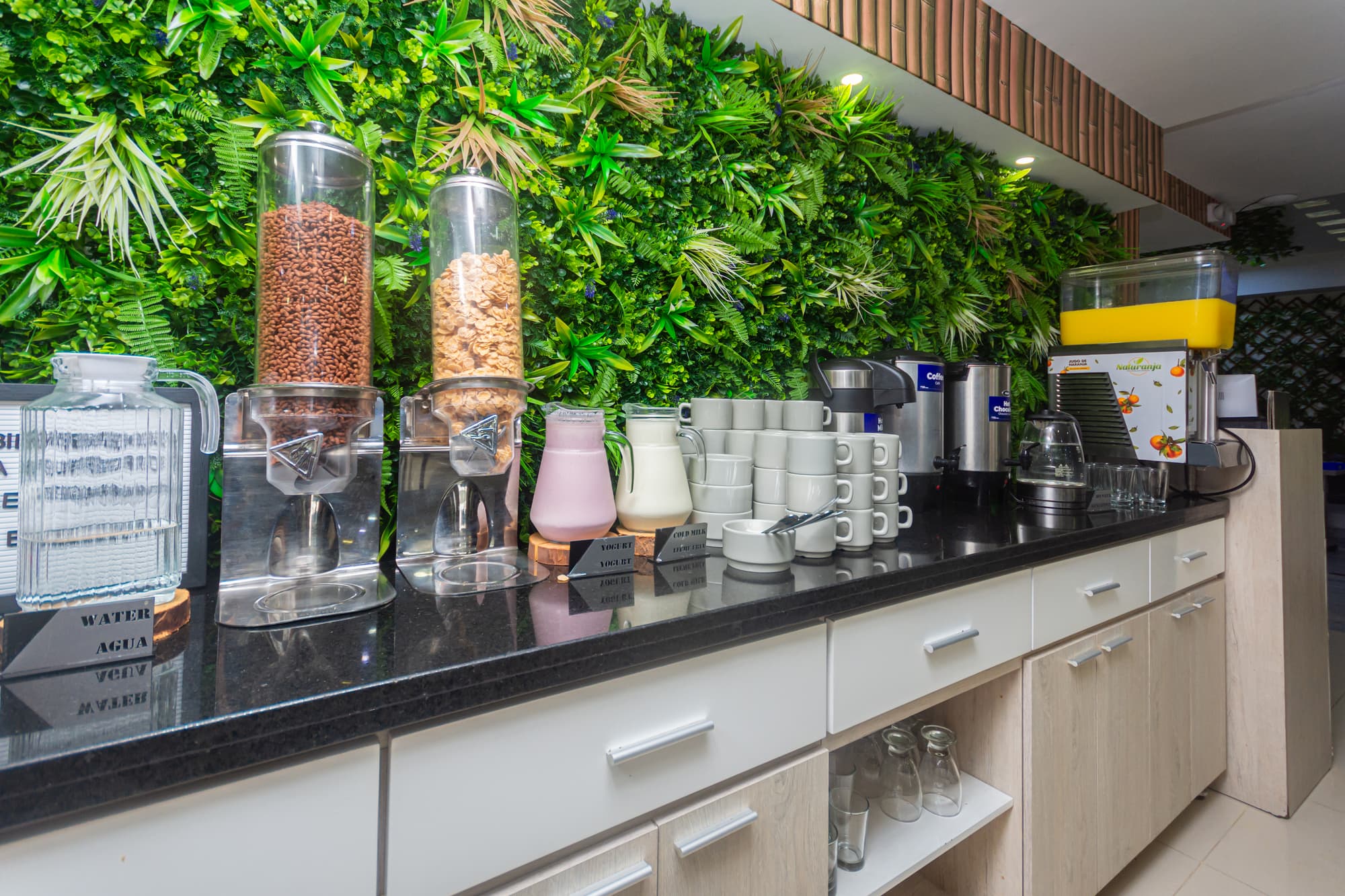 Laureles Plaza, Restaurant