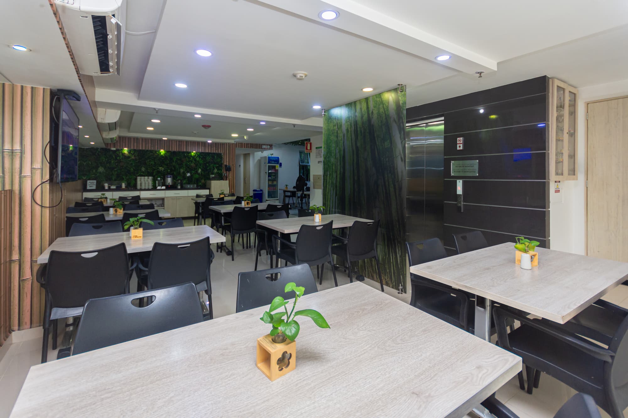 Laureles Plaza, Restaurant