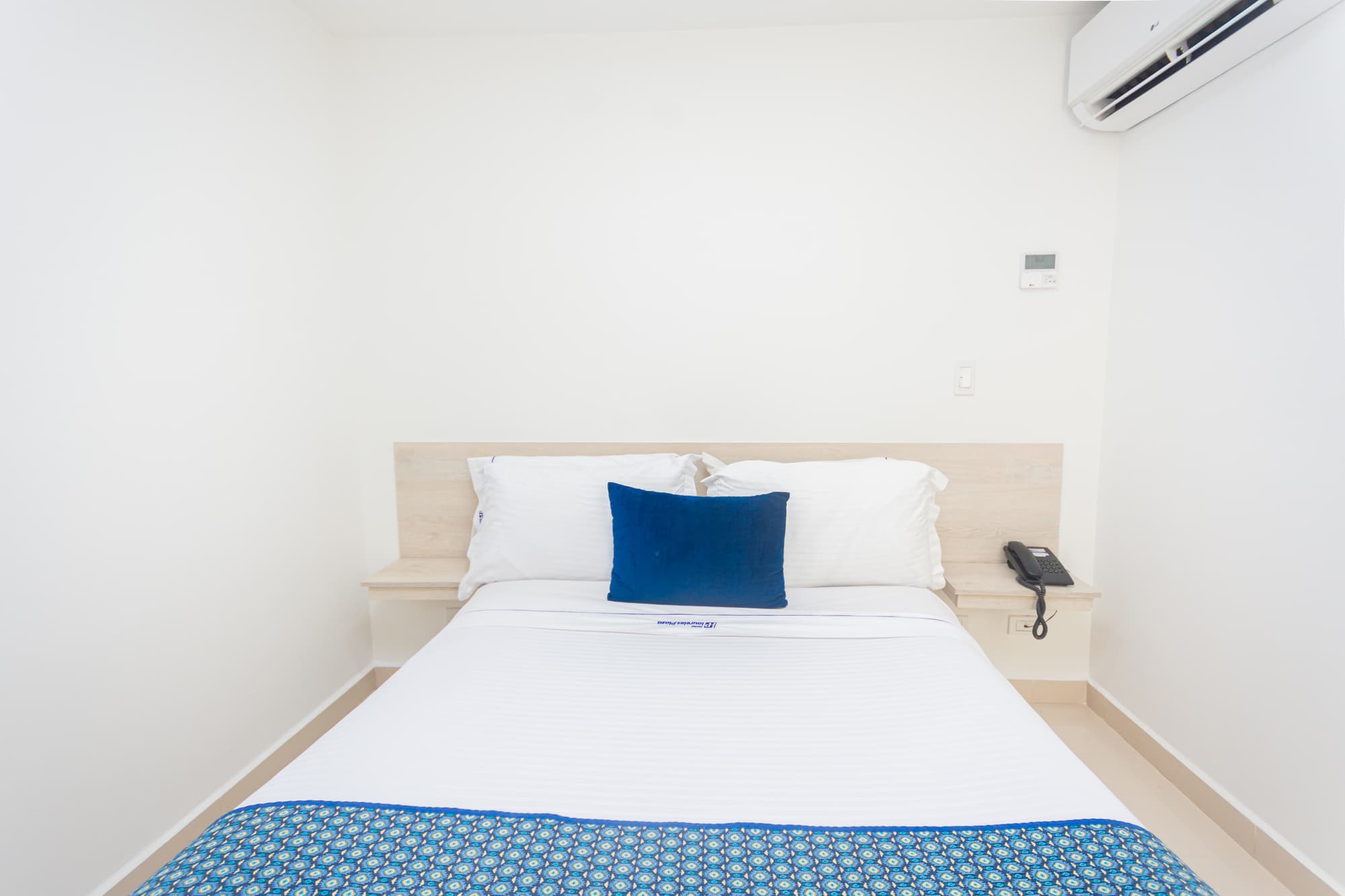 Laureles Plaza, Room