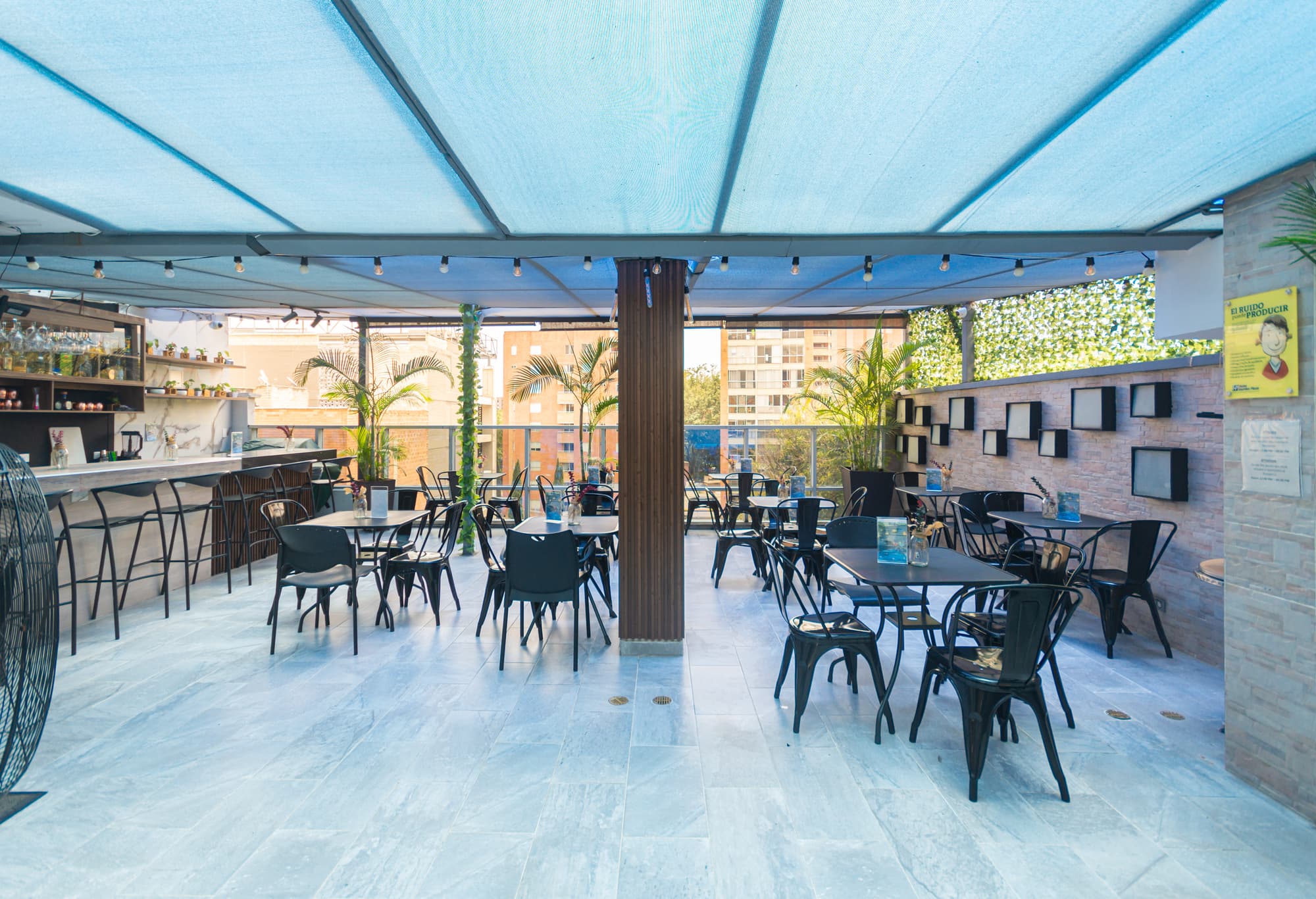 Laureles Plaza, Terrace