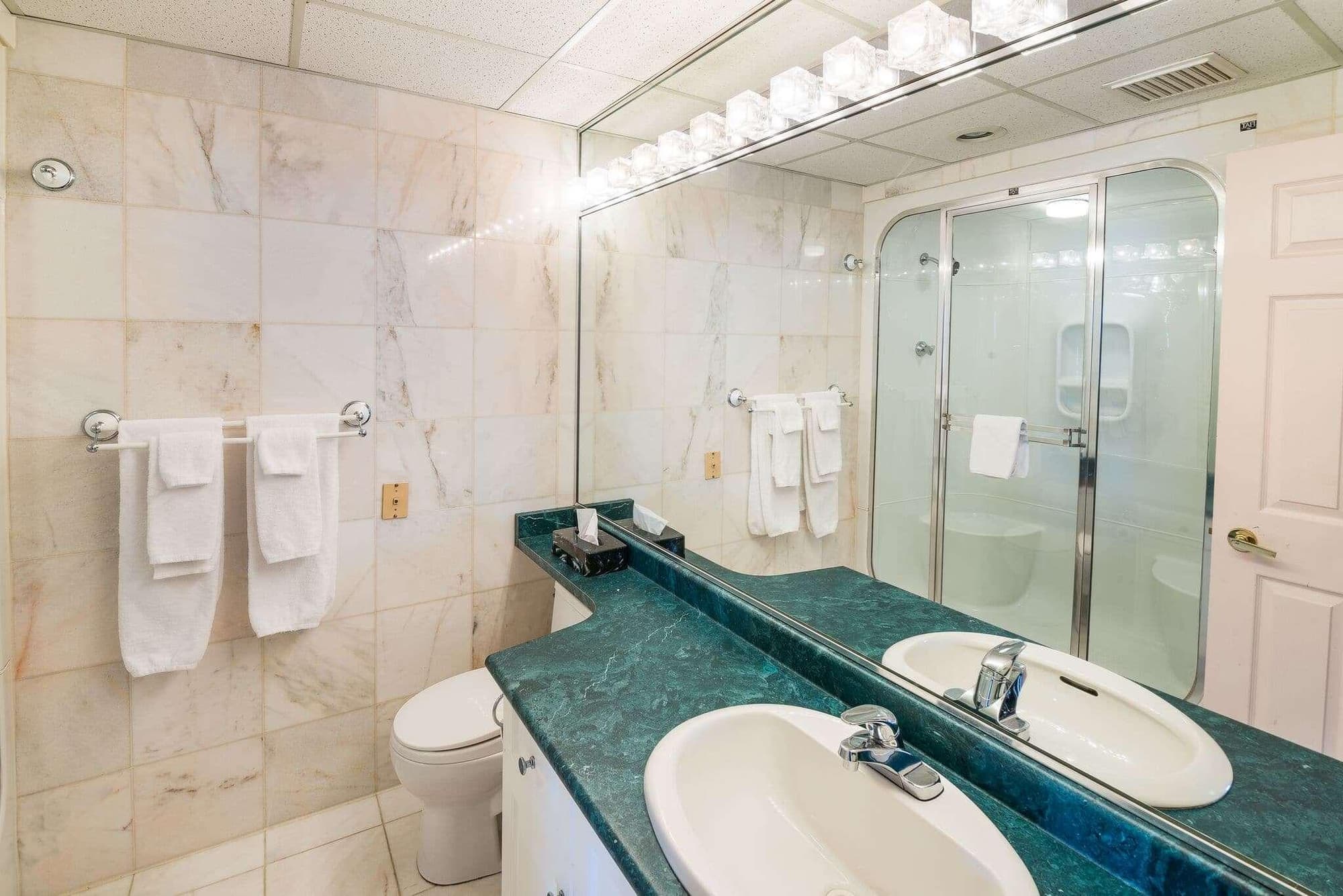 Ramada by Wyndham Thunder Bay Airline Hotel, Room