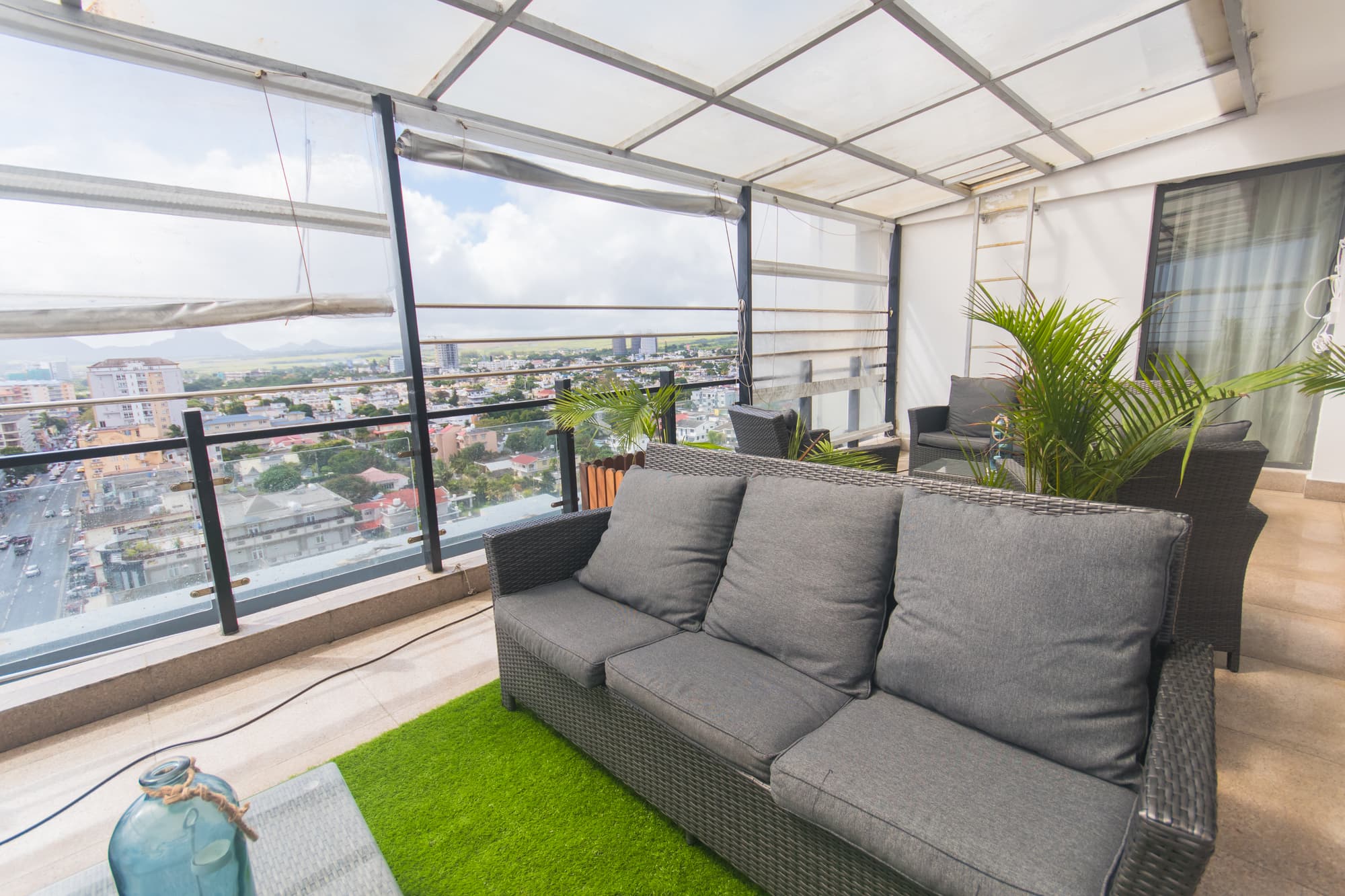 Palms Hotel, Terrace