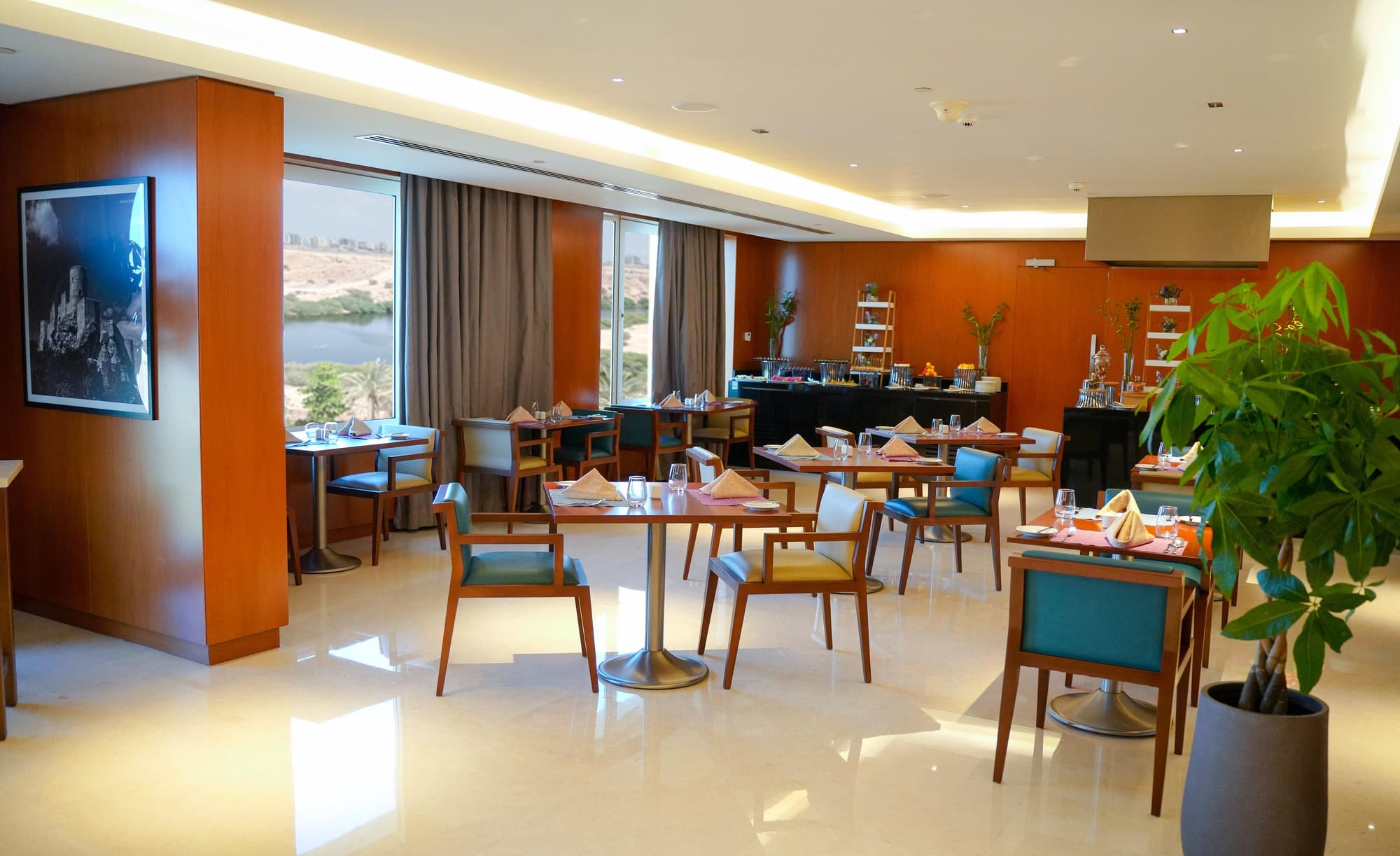 Crowne Plaza Muscat OCEC, General view