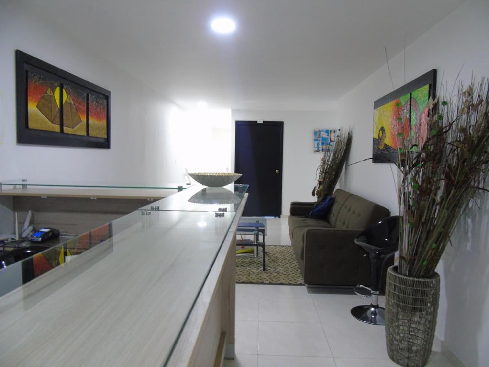 Blue Emerald Inn, Lobby