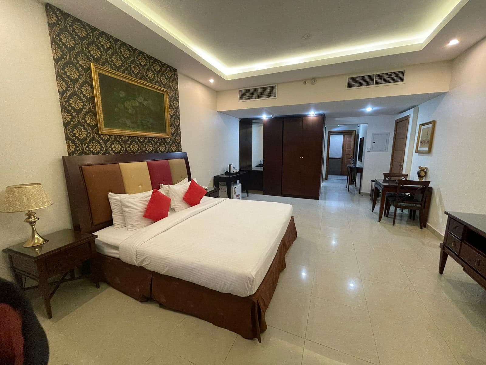 Clifton International Hotel, Room