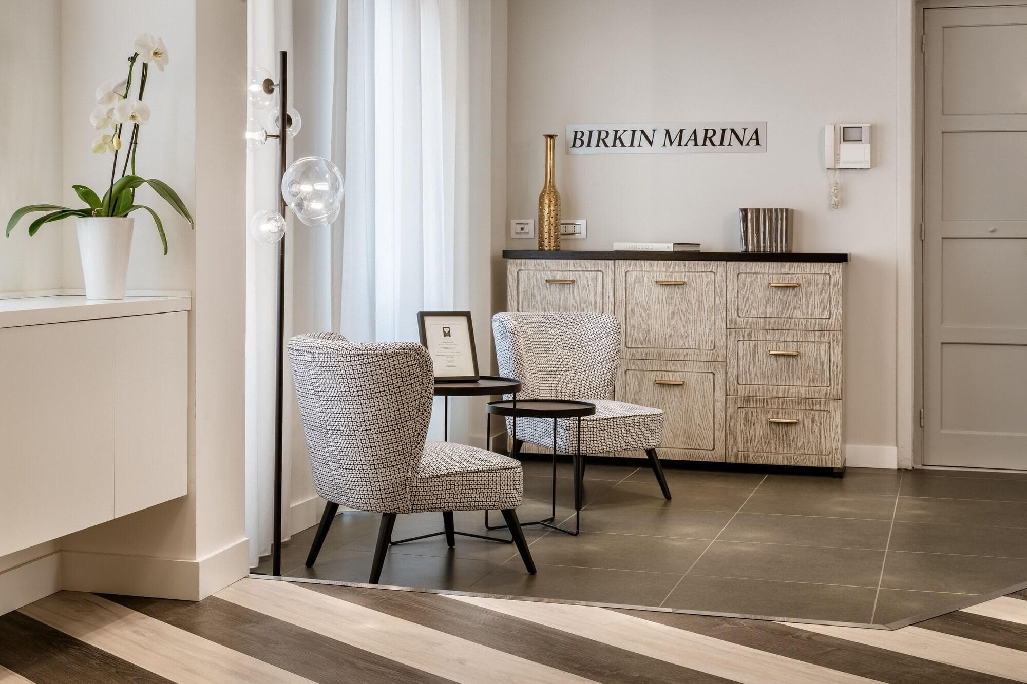 Birkin Marina, Lobby