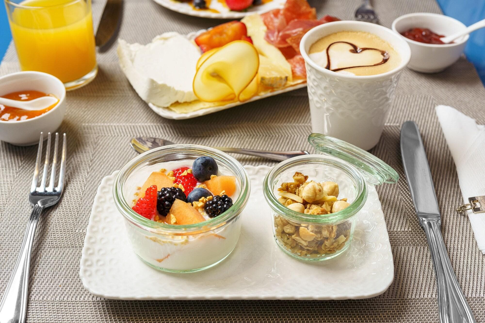 Birkin Marina, Restaurant