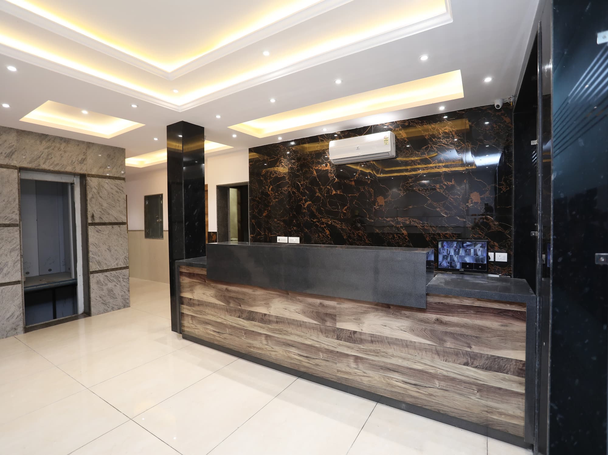 30462 Hotel Ivy, Lobby