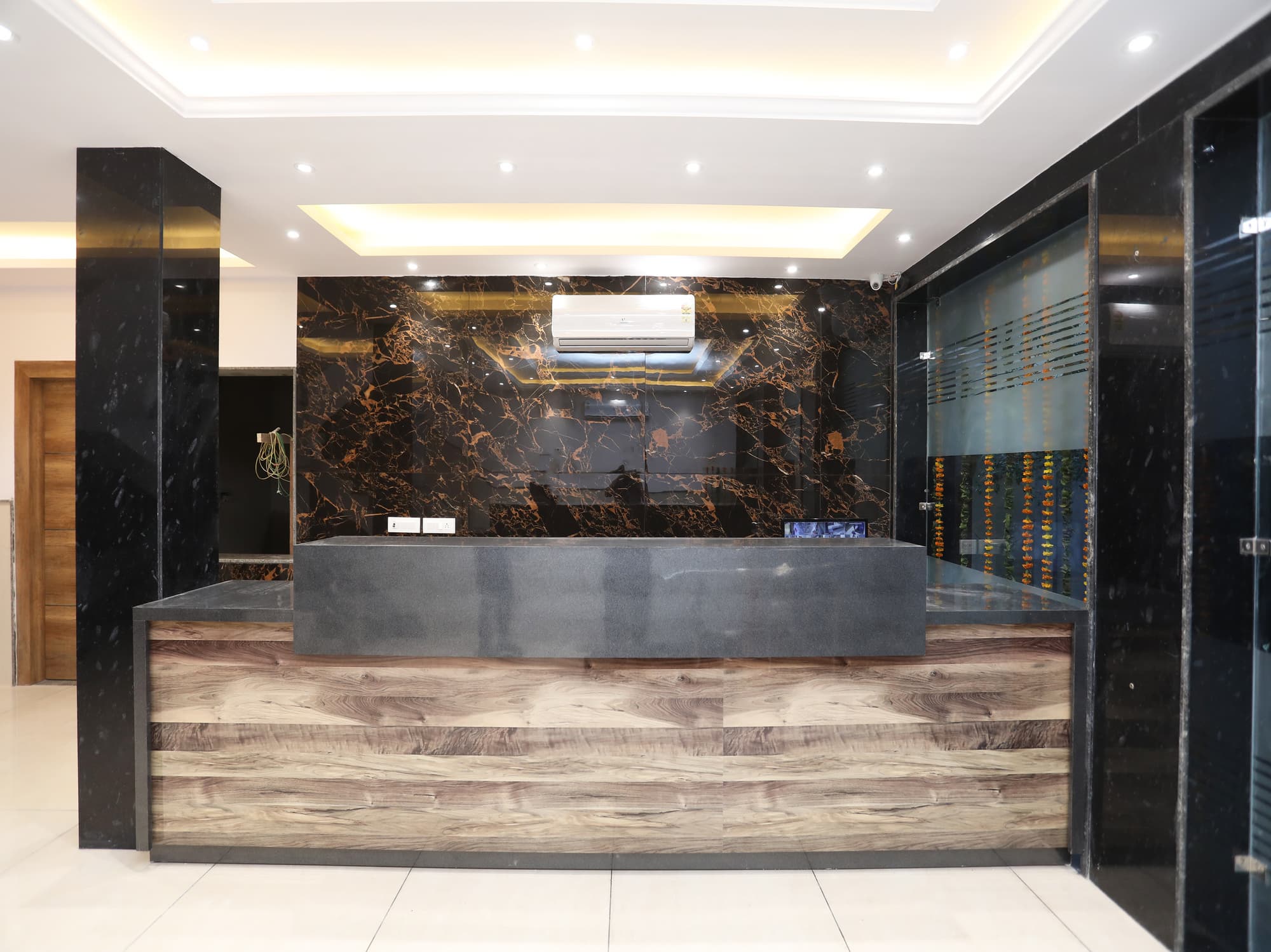 30462 Hotel Ivy, Lobby