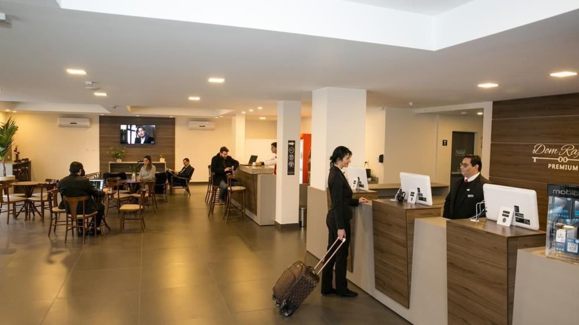 Dom Rafael Premium, Lobby