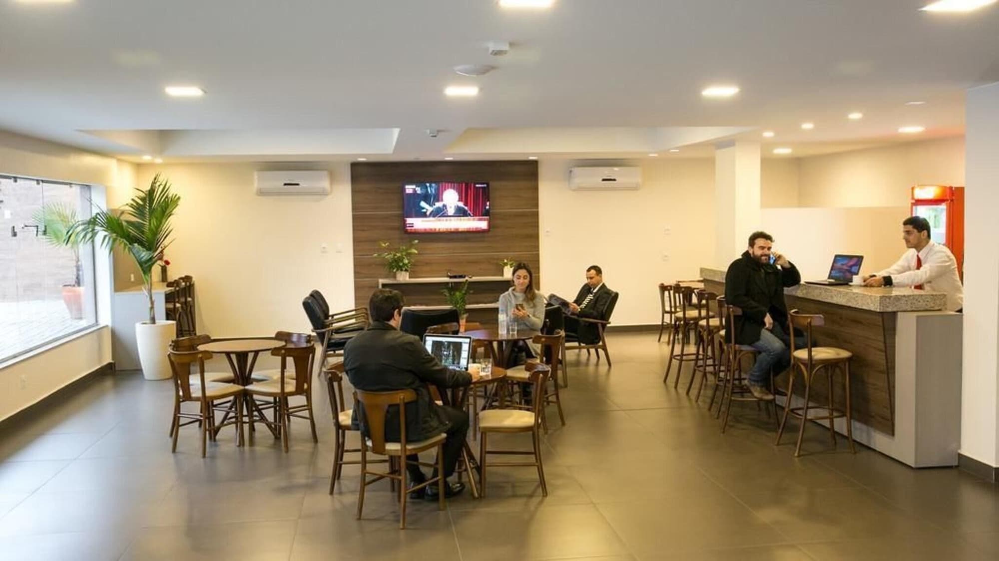 Dom Rafael Premium, Lobby